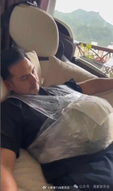 老公怀25磅西瓜体验做大肚婆滋味澳门新葡京网站王君馨怀孕39周！
